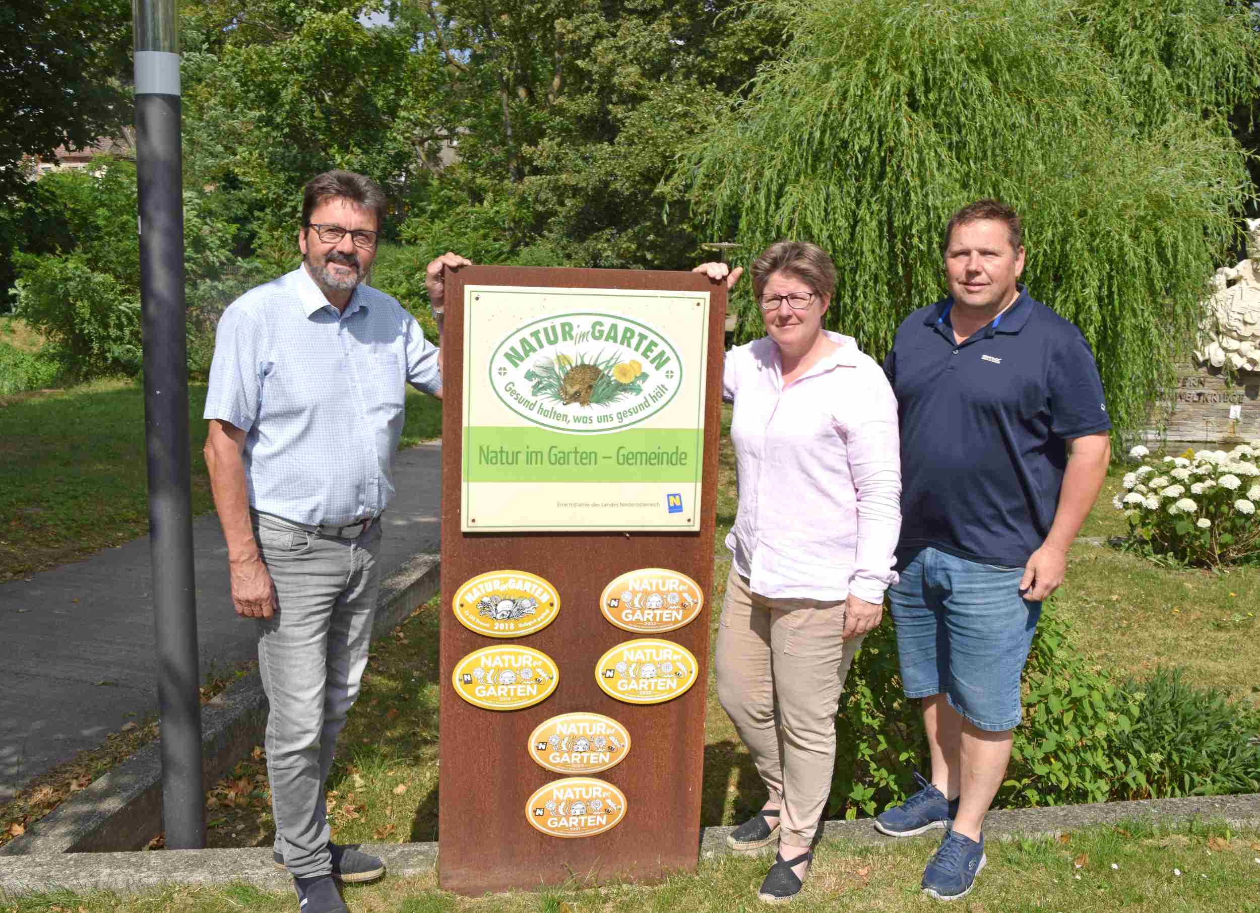 Bgm. Gerhard Lentschig (li.) freut sich mit StR Isabel Mang (Mitte) und Wirtschaftshofleiter Johannes Strommer und (r.) über die Anerkennung. Foto: Gabriele Hohenegger
